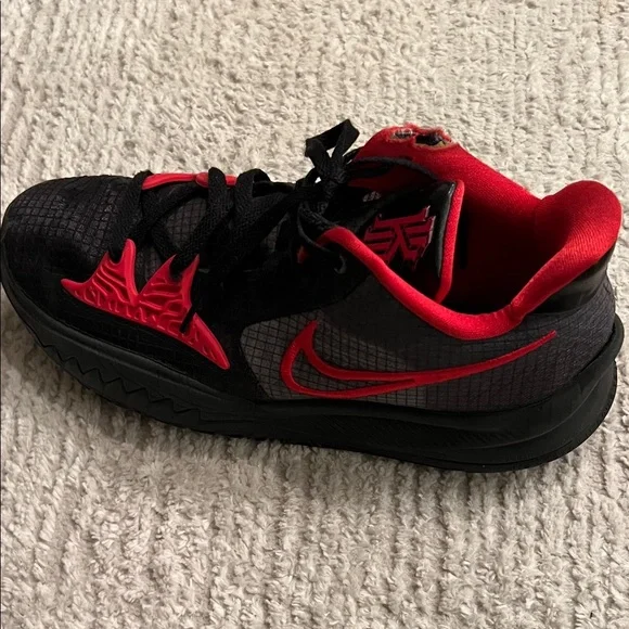 Nike Men Size 9 - Nike Kyrie Low 4 Bred Black/White/University Red - Picture 4 of 13